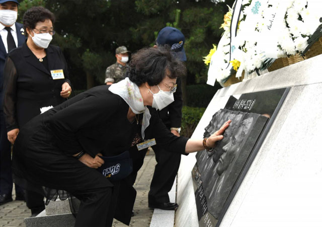 ▲ 해군 제2함대 서해수호관에 있는 제2연평해전 전사자의 부조를 어루만지는 유족.ⓒ해군 제공