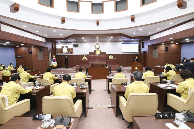 ▲ 김천시의회(의장 이우청)는 23일 오전 제2차 본회의를 끝으로 지난 19일부터 5일간의 일정으로 진행된 제220회 임시회를 폐회했다.ⓒ김천시의회