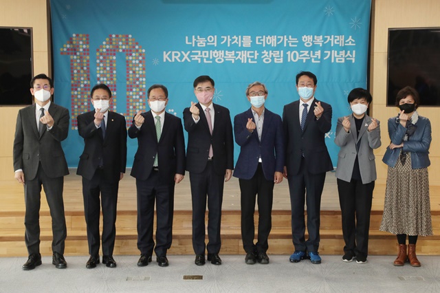 ▲ 23일 KRX국민행복재단 창립 10주년 기념식에 참석한 주요내빈들이 기념촬영을 하고있다. (왼쪽부터)안희배 동아대병원장, 김희곤 국민의힘 국회의원, 김석준 부산광역시 교육감, 손병두 한국거래소 이사장, 전재수 더불어민주당 국회의원, 박재범 부산시 남구청장, 안병선 부산시 복지건강국장, 박지영 동의대 사회복지학과 교수.ⓒ한국거래소