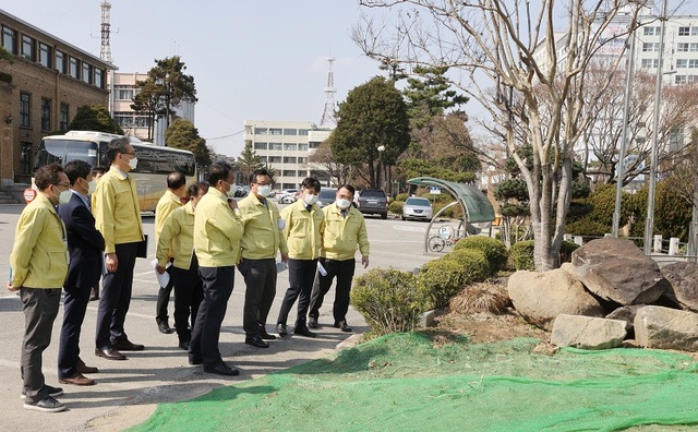 ▲ 대전시의회 행정자치위원회 의원들이 23일 최근 논란이 됐던 옛 충남도청사 불법 훼손 현장을 방문, 개선방안을 논의했다.ⓒ대전시의회