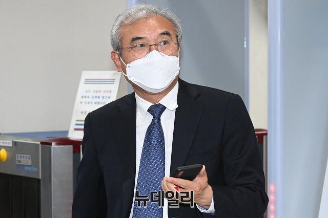 ▲ 양승태 사법부 시절 '사법행정권 남용' 의혹으로 1심에서 징역형의 집행유예를 선고받은 이민걸 전 법원행정처 기획조정실장이 판결을 마치고 법원을 빠져나가고 있다. ⓒ권창회 기자