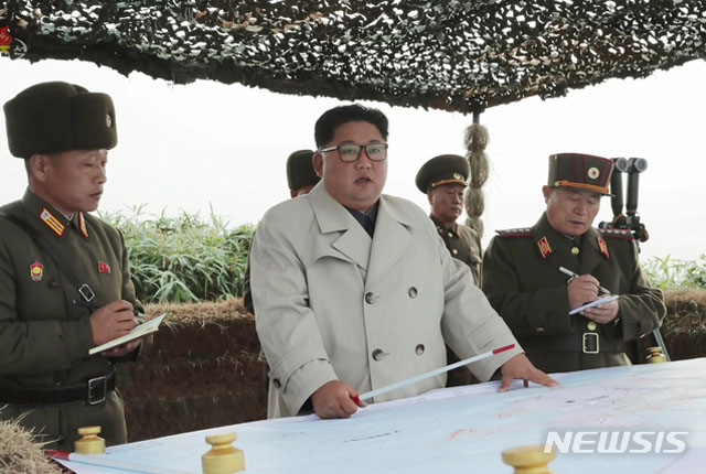 ▲ 2019년 11월 창린도 방어대를 찾은 김정은. 창린도는 북한군에게 최전방 거점 중 하나다. ⓒ뉴시스. 무단전재 및 재배포 금지.