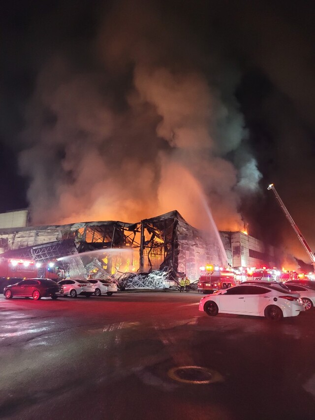 ▲ 23일 밤 화재가 발생한 해태제과 천안공장에서 소방관들이 진화작업을 벌이고 있다.ⓒ충남소방본부