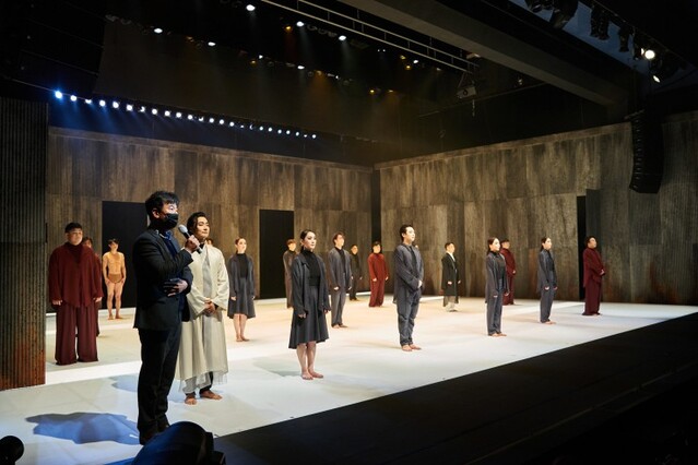 ▲ 김희철 정동극장 대표이사가 예술단 창단공연 '시나위 몽' 공연이 끝난 후 무대에 올라 소감을 말하고 있다.ⓒ정동극장