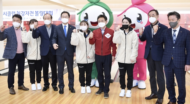 ▲ 이철우 경북도지사, 임종식 경북교육감 등은 24일 구미시청 볼링팀을 만나 선수단을 격려했다.ⓒ경북도