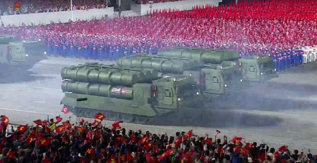 ▲ 지난해 10월 10일 심야에 열린 노동당 창건 75주년 기념 열병식 당시 '번개-5호'로 추정되는 미사일. 일각에서는 미사일 발사대에 사람이 드나들 수 있는 출입구가 보인다며 신형 지대지 순항미사일일 가능성을 제기하고 있다. 미사일 캐니스터 옆에 보이는 2.14는 김정일 생일을 의미한다. 북한군의 214부대는 방공미사일부대다. ⓒ뉴시스. 무단전재 및 재배포 금지.