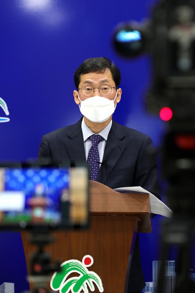 ▲ 신성영 충북도 정책기획관이 24일 도청에서 제4차 충북개발계획을 발표하고 있다.ⓒ충북도