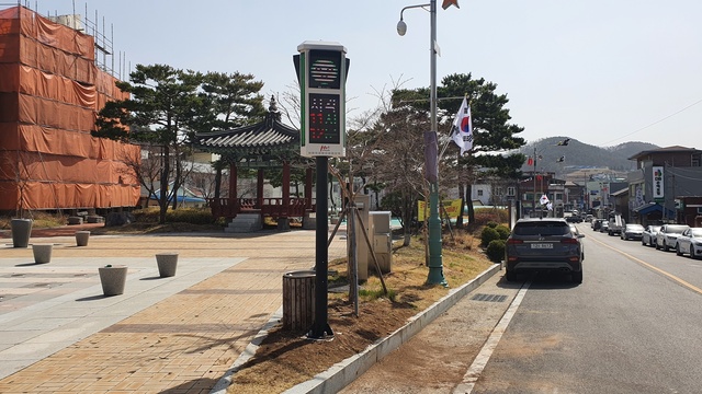 ▲ 영양군(군수 오도창)은 건강에 대한 군민들의 관심이 높아짐에 따라 대기질 정보를 한눈에 볼 수 있는 ‘미세먼지 신호등’을 23일 영양군청 앞, 군민회관, 영양국제밤하늘보호공원에 설치했다.ⓒ영양군