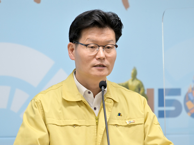 ▲ 김장섭 공주시장은 24일 온라인 정례브리핑에서 최근 일주일 새 신종 코로나바이러스 감염증(코로나19) 확진자 6명이 추가 발생했다며 확진자 관리를 강화하겠다고 밝히고 있다.ⓒ공주시
