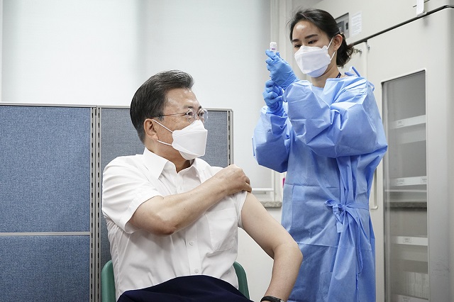 ▲ 문재인 대통령이 23일 서울 종로구 보건소에서 아스트라제네카(AZ) 백신을 접종하고 있다. ⓒ청와대