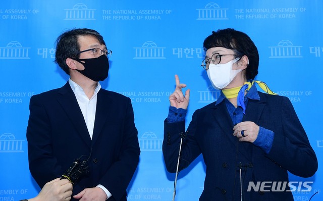 ▲ 의원직 사퇴를 선언한 김진애 열린민주당 서울시장 예비후보와 의원직 승계예정자인 김의겸 전 청와대 대변인이 지난 3일 국회 소통관에서 기자회견 후 취재진 질문에 답변하고 있다. ⓒ뉴시스