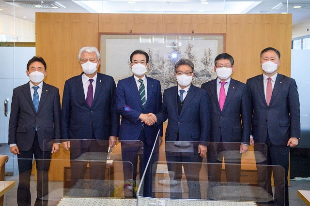 ▲ 김병수 울릉군수는 청정 울릉산채 판매에 발빠른 행보를 하고 있다.ⓒ울릉군