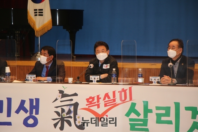 ▲ 이철우 경북도지사(왼쪽 두번째)가 24일 오후 구미시청 대강당에서 열린 ‘구미시 민생현장 간담회’에서 올해 코로나19로 힘들고 지친 지역 민생경제 회복에 올인할 것이라고 강조했다.ⓒ뉴데일리
