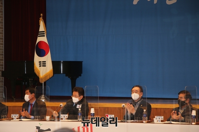 ▲ 장세용 구미시장(오른쪽 두번째)은 인사말에서 “올해 구미는 전국체전이 개최되고 스마트산단 조성을 통해 전국체전이 성공적으로 개최해해 우승과 희망 드리도록 최선을 다하겠다”고 말했다.ⓒ뉴데일리