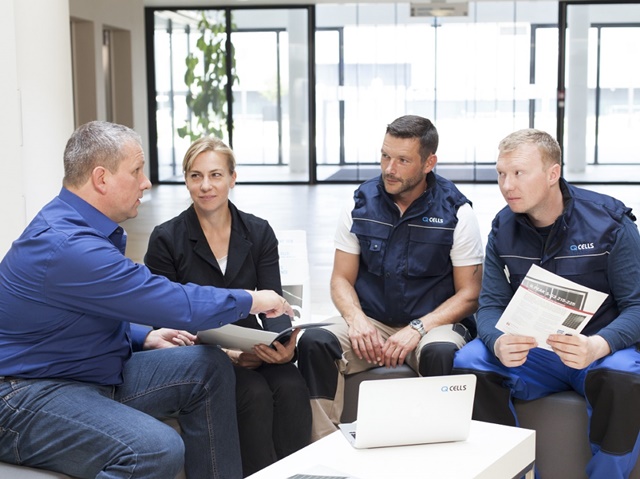 ▲ 한화큐셀 직원들이 큐파트너사를 대상으로 고객 상담을 하고 있다. ⓒ한화큐셀