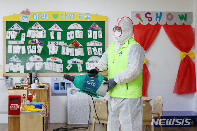 ▲ 서울 송파구의 한 국공립 잠실어린이집에서 방역당국 관계자가 방역을 하고 있다. ⓒ뉴시스