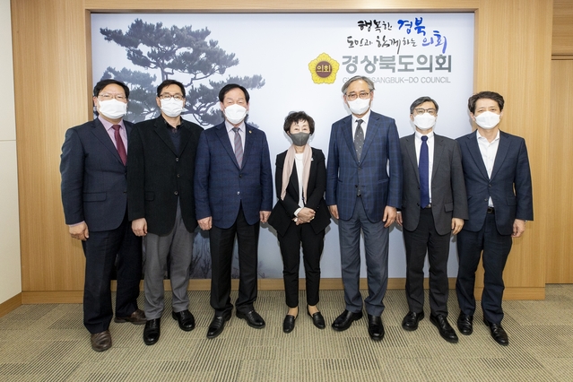 ▲ 고우현 경북도의장(왼쪽 세번째)은 23일 오후 도의회 의장실에서 최영애(중간) 국가인권위원회 위원장을 만나 인권 현안에 대한 논의를 했다.ⓒ경북도의회