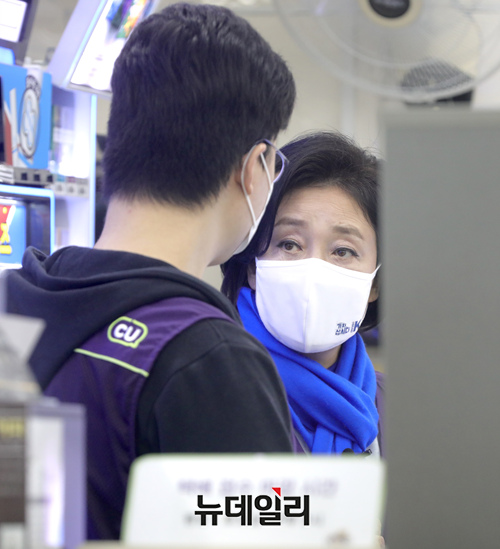 ▲ 공식선거운동 첫날인 25일 첫 일정으로 서울 마포구 소재 한 편의점에서 야간 업무를 도우며 아르바이트생과 대화를 나누는 박영선 더불어민주당 서울시장 후보. ⓒ이종현 기자(사진=박영선 캠프)