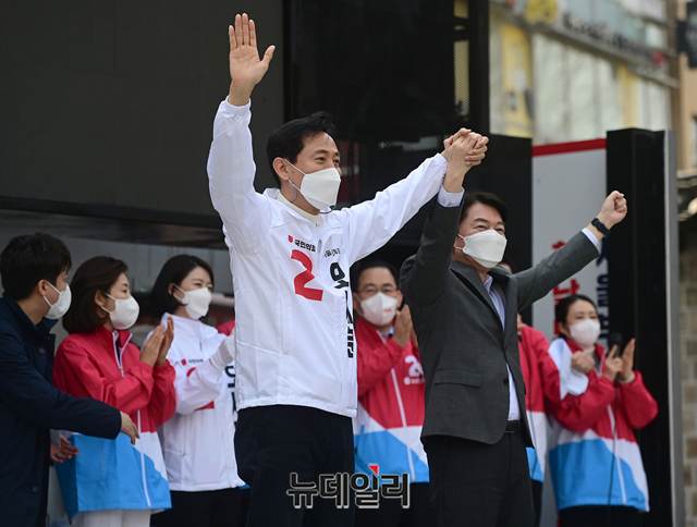 ▲ 오세훈 국민의힘 서울시장 후보와 안철수 국민의당 대표(오세훈 캠프 공동선대위원장)이 25일 오후 서울 중구 대한문 앞에서 열린 거점유세에서 손을 맞잡고 화답하고 있다.ⓒ정상윤 기자