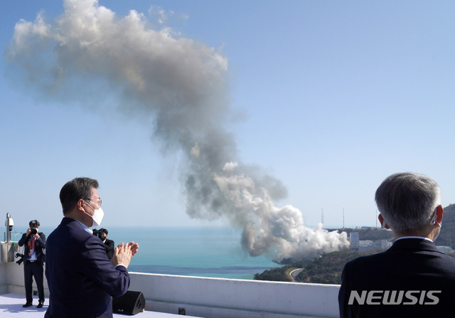 ▲ 문재인 대통령이 25일 전남 고흥 나로우주센터에서 열린 ‘누리호 종합연소시험 참관 및 대한민국 우주전략 보고회’에 참석해 오는 10월 발사 예정인 한국형 발사체 누리호의 1단부 최종 연소시험을 참관후 박수를 치고 있다. ⓒ뉴시스