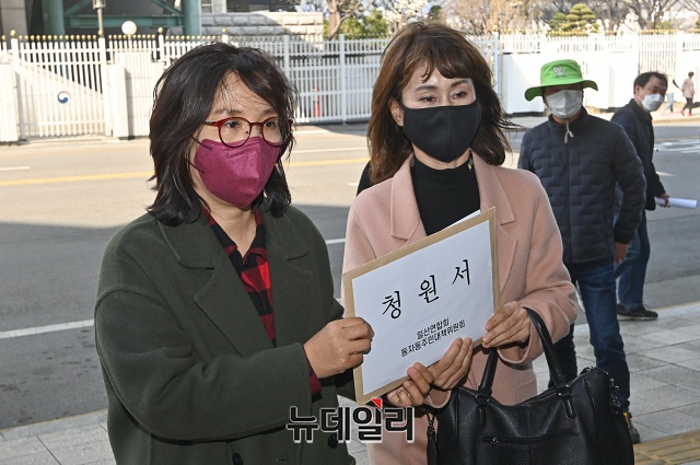 ▲ '서울역 동자동 주민대책위원회'와 '일산연합회'가 25일 오후 국무총리실에 '서울역 쪽방촌 정비사업과 3기 신도시 사업'을 취소할 것을 요청하는 청원서를 제출하고 있다. ⓒ권창회 기자