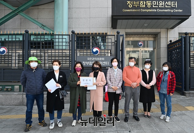 ▲ 25일 오후 '서울역 동자동 주민대책위원회'와 '일산연합회'가 '경제를 생각하는 변호사모임'과 공동으로 성명을 발표하고 있다. ⓒ권창회 기자