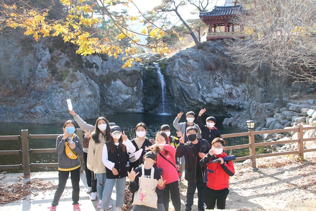 ▲ 경북교육청(교육감 임종식)은 학부모 교육비 부담 경감으로 따뜻한 경북교육 실현을 위해 다양한 학부모 교육비 부담 경감 사업을 시행하고 있다. 수학여행을 간 학생들이 포즈를 취하고 있다.ⓒ경북교육청