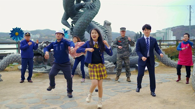 ▲ 뮤직비디오 촬영은 전유진 양을 비롯해 군인, 학생, 상인, 직장인 등 다양한 직업을 가진 시민들과 포항시립예술단원들이 직접 참여했다.ⓒ포항시