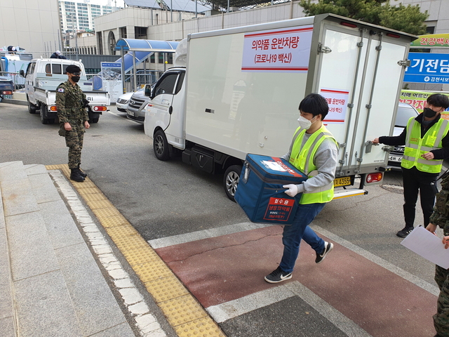 ▲ 김천시는 지난 24일 만 65세 이상 요양병원과 요양시설 내 입원⋅입소자 및 종사자들에게 접종할 코로나19 백신이 추가 배송됐다고 밝혔다.ⓒ김천시