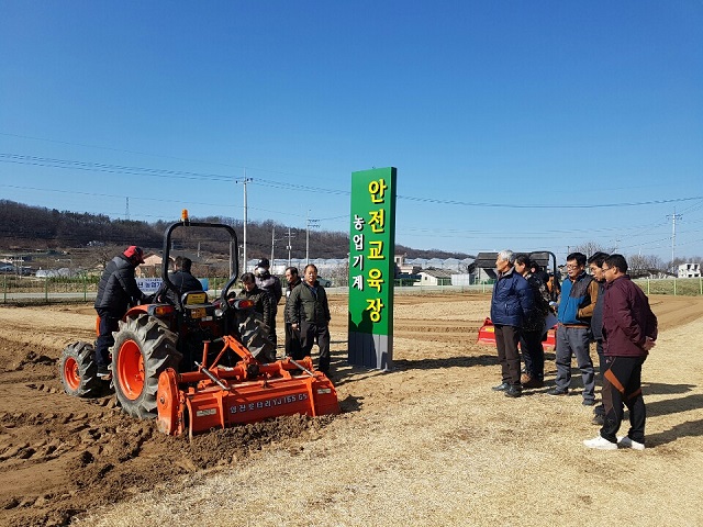 ▲ 군위군은 농기계 안전사고 예방을 위한 이론 및 실습 교육을 농기계 안전교육장에서 진행했다.ⓒ군위군