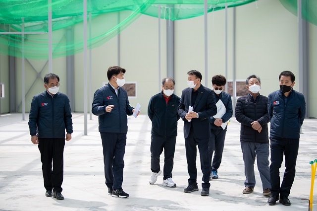 ▲ 이희진 군수는 ‘영덕 농축산물 유통단지 조성사업’ 현장을 찾아 지역 농업인, 관계 공무원과 사업 진척 상황을 점검했다.ⓒ영덕군