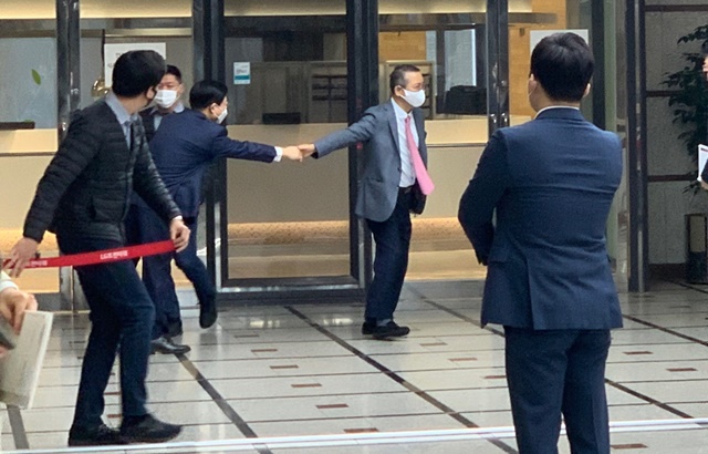 ▲ ㈜LG 제59기 정기 주주총회장을 나서는 권영수 LG 부회장. ⓒ이성진 기자