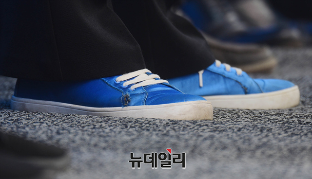 ▲ 박영선 더불어민주당 서울시장 후보가 26일 오전 서울 서대문구 신촌 현대백화점 앞에서 열린 집중 유세에서 낡은 파란색 운동화를 신고 시민들을 만나고 있다. ⓒ이종현 기자