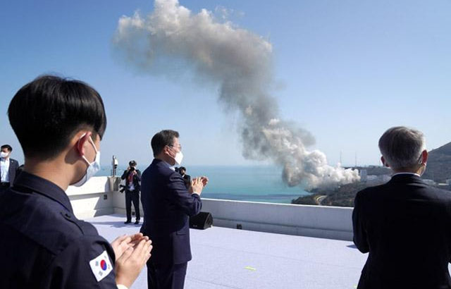 ▲ 지난 25일 전남 고흥 나로우주센터를 찾은 문재인 대통령. 이날 오전 북한은 탄도미사일 2발을 발사했다. ⓒ뉴시스. 무단전재 및 재배포 금지.