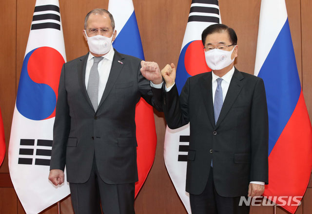 ▲ 25일 한러 외교장관 회담 후 포즈를 취한 세르게이 라브로프 러시아 외무장관과 정의용 외교부 장관. ⓒ뉴시스. 무단전재 및 재배포 금지.