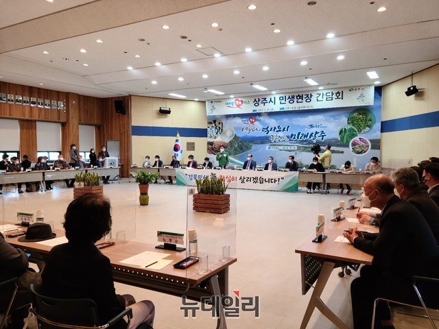 ▲ 상주시 현장 간담회에서는 이철우 도지사를 비롯해 강영석 상주시장, 임이자 국회의원, 지역 도의원, 관련 분야 전문가와 농업인 등 40여명이 참석한 가운데 진행됐다.ⓒ뉴데일리 박진호 기자