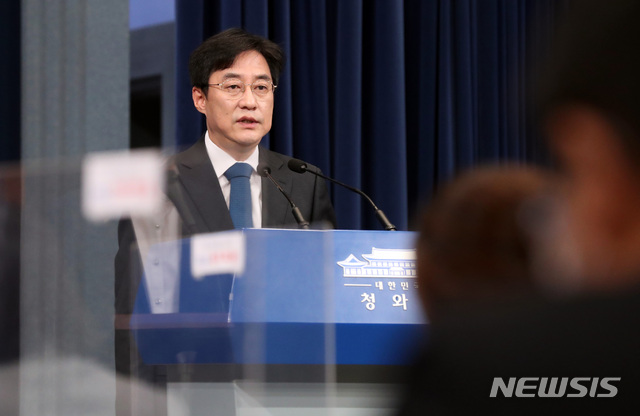 ▲ 강민석 청와대 대변인이 26일 오전 청와대 춘추관 대브리핑 룸에서 차관급 인사 관련 브리핑을 하고 있다. ⓒ뉴시스