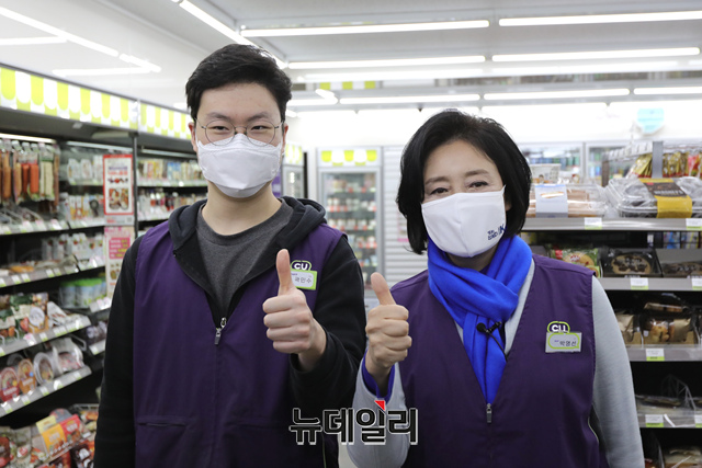 ▲ 박영선(오른쪽) 더불어민주당 서울시장 후보가 공식 선거 운동 첫 날인 25일 오전 서울 마포구 한 편의점에서 아르바이트를 하고 있다. (사진=박영선 캠프) ⓒ이종현 기자