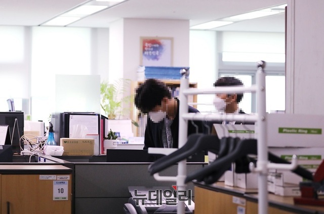 ▲ 행정중심복합도시건설청(행복청) 전 청장의 부동산 투기 의혹에 대해 행복청을 압수수색을 하고 있다.ⓒ이길표 기자