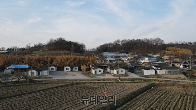 ▲ 세종 스마트 국가산업단지에 불법으로 세워진 조립식 건물(벌집).ⓒ이길표 기자