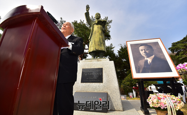 ▲ 이승만 건국대통령 양자인 이인수 박사가 26일 서울 종로구 이화장에서 치러진 '이승만 대통령 탄신 146주년 기념식'에서 유족 인사를 하고 있다. ⓒ정상윤 기자