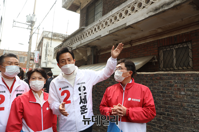 ▲ 오세훈 국민의힘 서울시장 후보가 26일 오후 서울 구로구 구로주공2차아파트 앞에서 열린 선거유세에 앞서 시민들을 만나 지지를 호소하고 있다.ⓒ이종현 기자