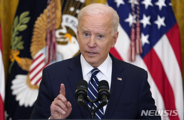 ▲ 조 바이든 미국 대통령이 25일(현지시간) 백악관 이스트룸에서 공식 기자회견을 가졌다. 취임 64일 만의 첫 기자회견이었다. ⓒ뉴시스 AP. 무단전재 및 재배포 금지.
