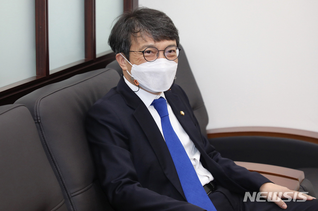 ▲ 비례대표 국회의원직을 승계받은 김의겸 열린민주당 의원이 26일 국회의장실에서 박병석 의장을 예방하기 위해 대기하고 있다. (공동취재사진) ⓒ뉴시스