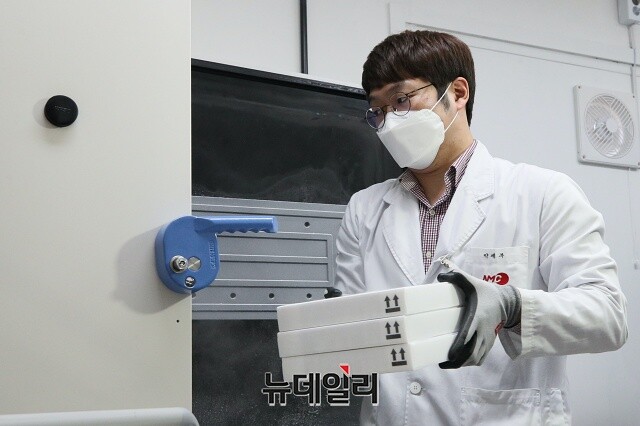 ▲ 24일 서울 중구 국립중앙의료원에서 중앙예방접종센터 약사가 화이자 백신이 담긴 박스를 냉동고에 옮기고 있다. ⓒ뉴데일리 DB