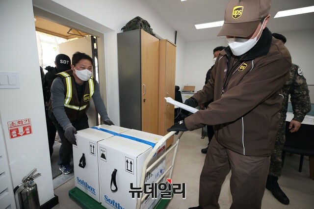 ▲ 24일 서울 중구 국립중앙의료원에서 관계자들이 화이자 백신을 옮기고 있는 모습이다. ⓒ뉴데일리 DB