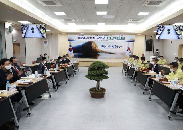 ▲ 영양군(군수 오도창)과 사회복지법인 대한불교천태종복지재단(대표이사 이계엽)은 26일 오후 2시 영양군청 소회의실에서 영양군노인복지관 운영 관리에 대한 위·수탁 협약을 체결했다.ⓒ영양군