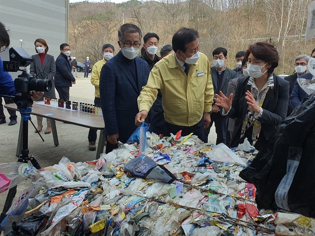 ▲ 김재종 옥천군수가 26일 충북 옥천군 청산면 대덕리 열분해  ㈜에코크린에서 한정애 환경부장관에게 시설에 대한 설명을 하고 있다. 김 군수는 이자리에서 한 장관에게 대청호 규제 완화 등을 건의했다.ⓒ옥천군
