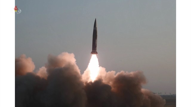 ▲ 지난 26일 조선중앙TV는 25일 새로 개발한 신형전술유도탄시험발사를 진행했다고 보도했다. ⓒ뉴시스
