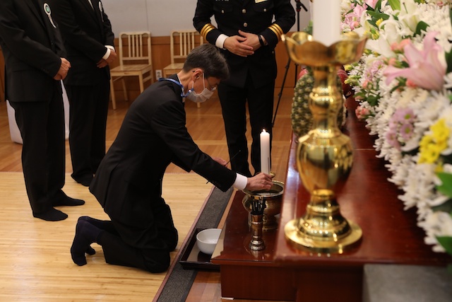 ▲ 푸르밀 신준호 회장이 서울대학교병원 장례식장 1호실에 마련된 신춘호 농심 창업주 빈소에서 향을 피우고 있다. ⓒ농심